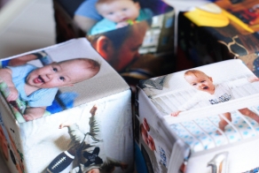 The set consists of 4 cubes with pictures