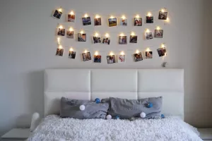 How to decorate a house with garland and photo cards