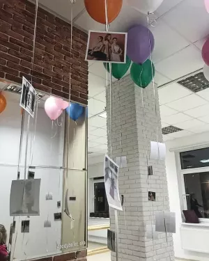Ideas on how to hang photos in the office