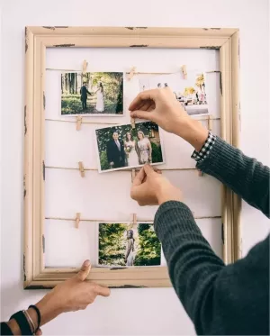 Decorate a photo frame with wedding pictures