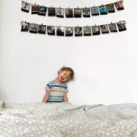 How to decorate a house with rope, clothespins, and photo ca
