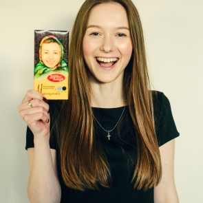 Insert a photo into Alyonka's chocolate bar